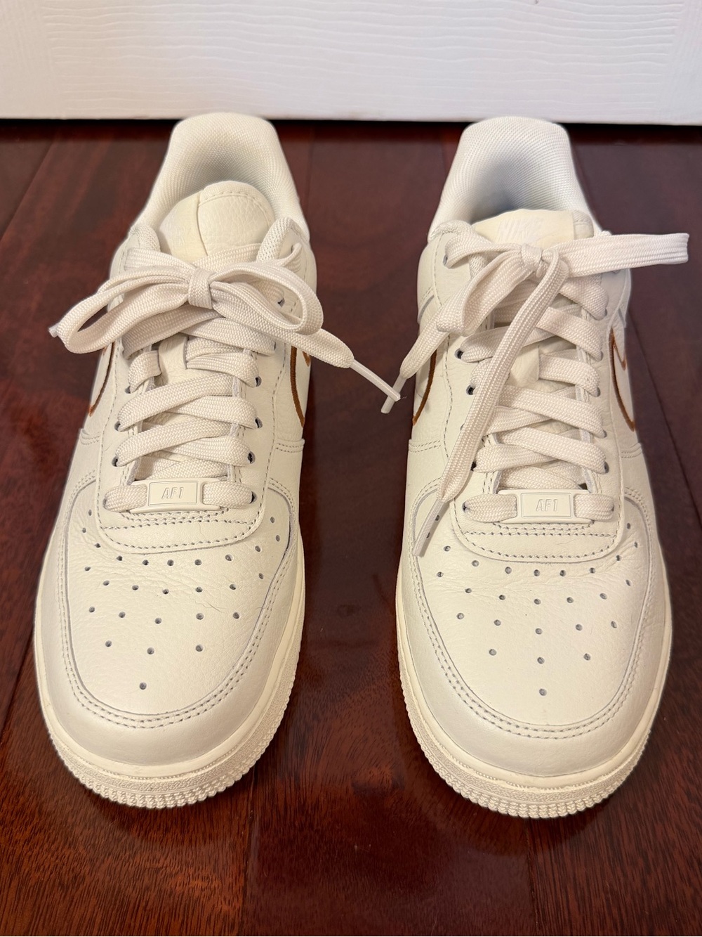 Nike Air Force 1 Low Women’s 7.5 White Brown Swoosh Sneakers HF0633-900